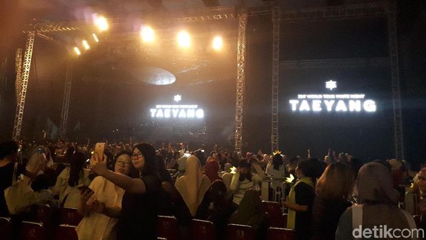 Suasana Konser Taeyang di Jakarta.