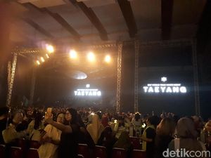 Bermandikan Cahaya Bareng Taeyang di White Night in Jakarta