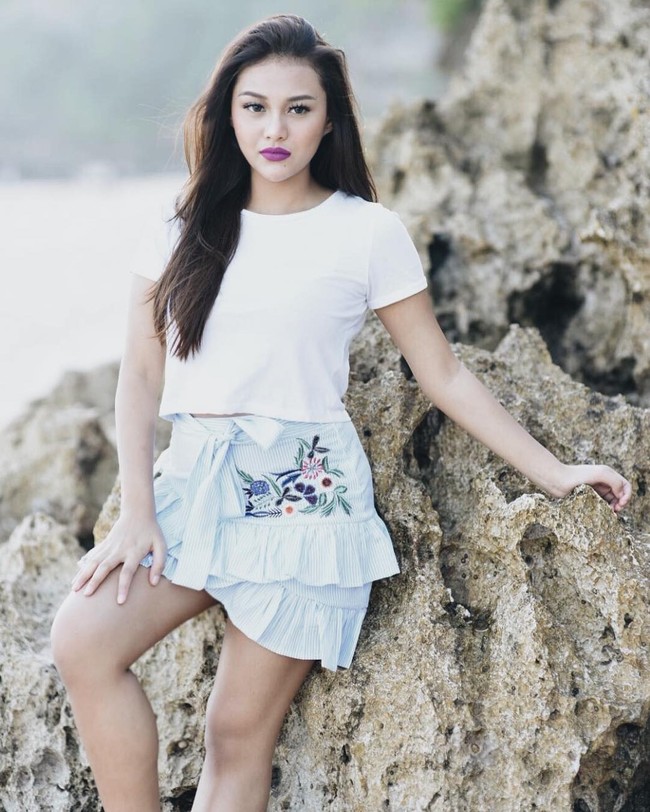 Aurel lebih suka memadukan crop top dengan padanan yang lebih feminin, yaknik rok frill dengan embroidery bunga. Foto: Dok. Instagram/Aurelie Hermansyah