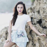 Aurel lebih suka memadukan crop top dengan padanan yang lebih feminin, yaknik rok frill dengan embroidery bunga. Foto: Dok. Instagram/Aurelie Hermansyah