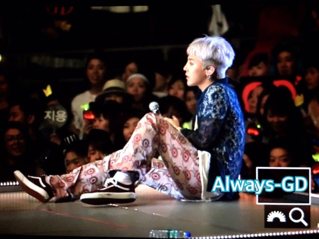 Pria yang baru menyelesaikan tur konsernya ini memang tak pernah takut bereksperimen dengan gaya. Dalam sebuah konser, ia memakai celana bermotif yang datang dari koleksi wanita Gucci S/S 2015. Sedangkan atasan renda birunya datang dari koleksi pria. (Foto: Instagram)