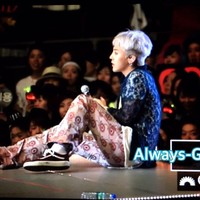 Pria yang baru menyelesaikan tur konsernya ini memang tak pernah takut bereksperimen dengan gaya. Dalam sebuah konser, ia memakai celana bermotif yang datang dari koleksi wanita Gucci S/S 2015. Sedangkan atasan renda birunya datang dari koleksi pria. (Foto: Instagram)