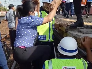 Kisah Petugas Stasiun Jayakarta yang Rela Pahanya Diinjak Emak-emak