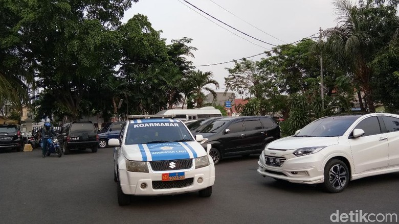 Anggota TNI dan Pemobil yang Baku Hantam Diperiksa di Polres Jaktim Anggota TNI dan Pemobil yang Baku Hantam Diperiksa di Polres Jaktim