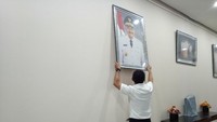 Potret Djarot di ruang gubernur diangkat oleh salah satu staf.