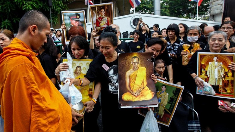 1 Tahun Wafatnya Raja Bhumibol, Rakyat Thailand Beri Sedekah ke Biksu 1 Tahun Wafatnya Raja Bhumibol, Rakyat Thailand Beri Sedekah ke Biksu