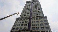 Beberapa dugaan bermunculan, mulai dari gedung yang miring, berhantu hingga tak diurus oleh pengelolanya. Foto: Menara Saidah (Kanavino-detikcom)