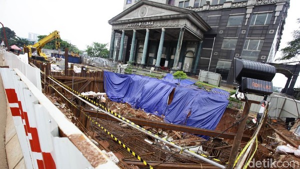 Foto: Penampakan Longsor di Depan Menara Saidah