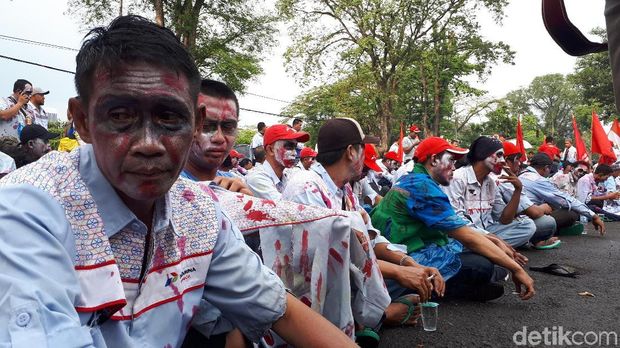 wajah buruh dicat seperti zombi