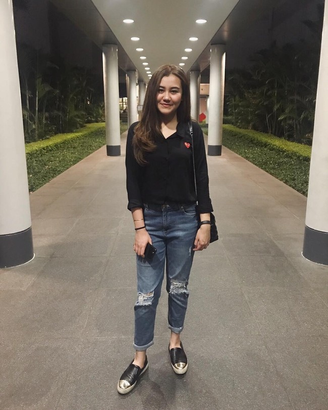 Sama-sama suka tampil dengan busana warna gelap, gaya Aaliyah lebih kasual untuk hangout. Di sini, ripped jeans jadi aksesori yang membuat gayanya lebih stylish. Foto: Dok. Instagram/Aaliyah Massaid
