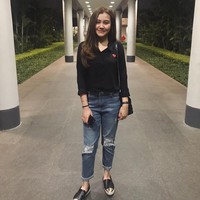 Sama-sama suka tampil dengan busana warna gelap, gaya Aaliyah lebih kasual untuk hangout. Di sini, ripped jeans jadi aksesori yang membuat gayanya lebih stylish. Foto: Dok. Instagram/Aaliyah Massaid