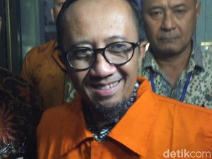 Ditahan KPK terkait Suap Moge, GM Jasa Marga Purbaleunyi Tersenyum