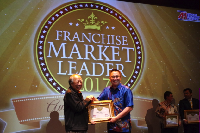 Shop&Drive menerima penghargaan Franchise Market Leader dari Majalah Franchise Indonesia (Foto: dok. Shop&Drive)