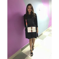 Dress menjadi andalan Aurel untuk hangout. Ia membuat statement dengan memakai tas warna cerah sebagai padanan dress hitam. Foto: Dok. Instagram/Aurelie Hermansyah