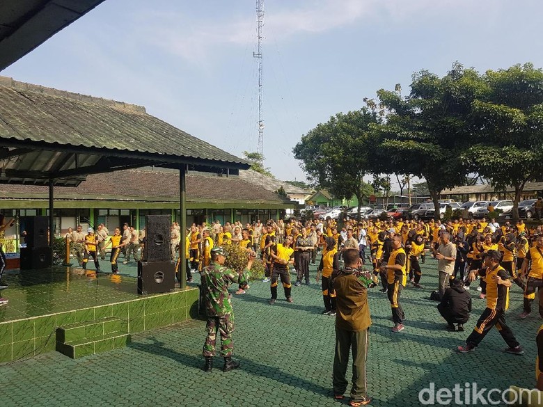 Kompaknya Personel TNI-Polri di Sukabumi Olahraga Bersama Kompaknya Personel TNI-Polri di Sukabumi Olahraga Bersama