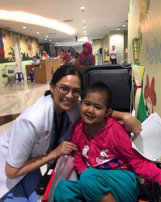 Untuk sehari-hari, saat dirinya bertugas menjadi dokter, Mesty juga menambahkan selalu tampil dengan makeup natural. Less makeup ya bedak sama lip cream aja, saya lebih cenderung ke makeup no makeup kecuali ada perform atau apa baru dandan, tutur Mesty. Foto: Instagram