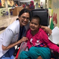 Untuk sehari-hari, saat dirinya bertugas menjadi dokter, Mesty juga menambahkan selalu tampil dengan makeup natural. Less makeup ya bedak sama lip cream aja, saya lebih cenderung ke makeup no makeup kecuali ada perform atau apa baru dandan, tutur Mesty. Foto: Instagram