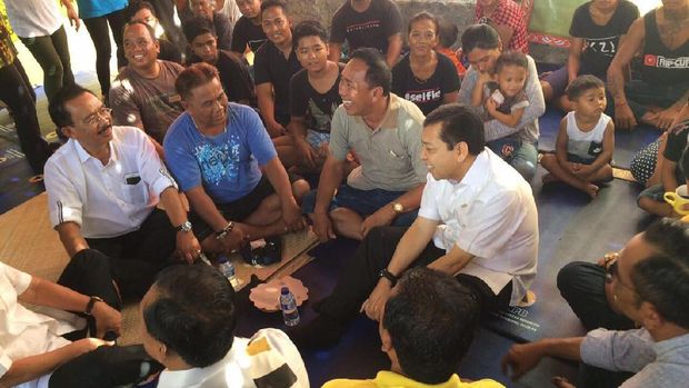 Terbang Ke Bali, Setya Novanto Kunjungi Pengungsi Gunung Agung