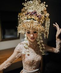 Foto Hiasan  Kepala  Pengantin  Adat  Indonesia yang Mewah 