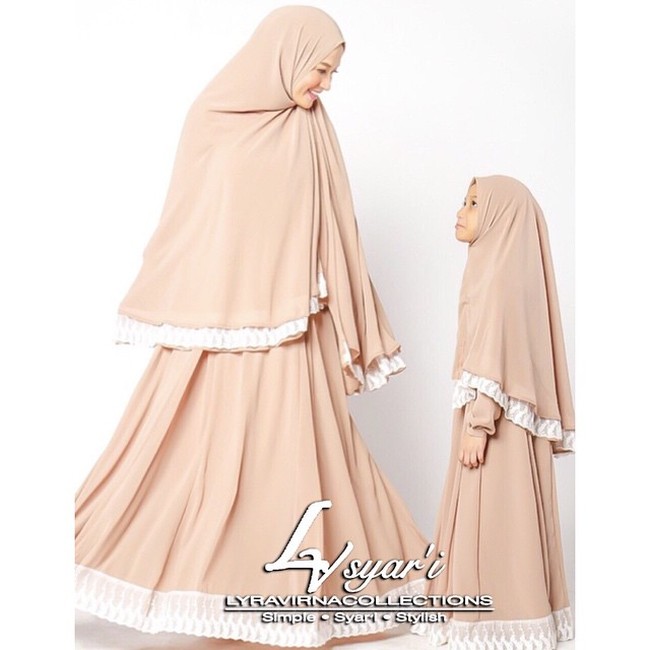 Bagaimana dengan penampilan Eisha kali ini yang tampil kembar bersama Lyra Virna? Permainan renda pada khimar serta bagian bawah gamis menjadi sentuhan yang manis ketika dipakai. Foto: Dok. Instagram @lyravirna