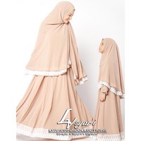 Bagaimana dengan penampilan Eisha kali ini yang tampil kembar bersama Lyra Virna? Permainan renda pada khimar serta bagian bawah gamis menjadi sentuhan yang manis ketika dipakai. Foto: Dok. Instagram @lyravirna