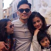 Bintang The Virgin, Angie Yulia, resmi menikah dengan polisi yang bertugas di negara Inggris bernama Habibie Syaaf. Setelah menikah, Angie pun mendampingi sang suami di London. Foto: Istimewa