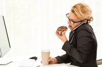 Pengaruh Teman Kerja hingga Tak Bawa Bekal ke Kantor Bisa Bikin Berat Badan Naik