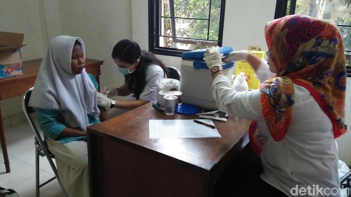 Agar efek perlindungannya bisa optimal, imunisasi MR perlu menjangkau sekitar 95 persen populasi. (Foto ilustrasi: Ahmad Bil Wahid/detikcom) Agar efek perlindungannya bisa optimal, imunisasi MR perlu menjangkau sekitar 95 persen populasi. (Foto ilustrasi: Ahmad Bil Wahid/detikcom)