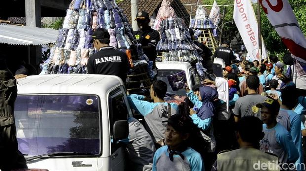 Kirab Gunungan Busana di Pekalongan, 2.000 Pakaian Dibagikan Gratis