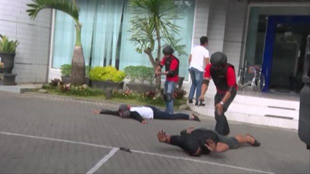 Simulasi Perampokan di BRI Trenggalek Membuat Nasabah Pingsan