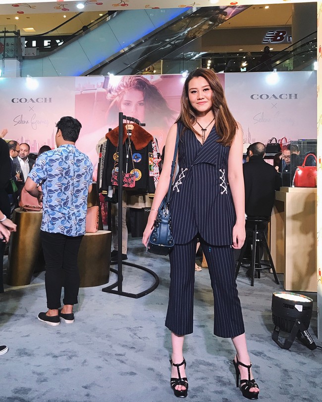 Aaliyah Massaid tampil lebih edgy dengan potongan setelan pinstripe yang maskulin. Penampilannya tetap anggun dengan paduan bersama high heels. Foto: Dok. Instagram/Aaliyah Massaid