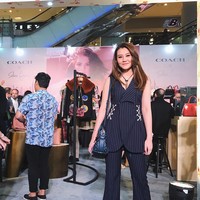 Aaliyah Massaid tampil lebih edgy dengan potongan setelan pinstripe yang maskulin. Penampilannya tetap anggun dengan paduan bersama high heels. Foto: Dok. Instagram/Aaliyah Massaid