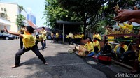 Rombongan debus unjuk kebolehan di halaman Kantor KPU, Jakarta, Jumat (13/10/2017).