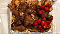 Lain lagi dengan John Wayne Gacy. Narapidana dengan sebutan Killer Clown ini meminta banyak fast food seperti 12 buah udang goreng, 1 keranjang ayam original KFC, kentang goreng dan strawberry. Foto: Mirror