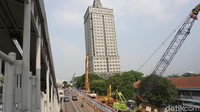 Ada yang menyebut menara ini miring 0,03 derajat. Foto: Kanavino/detikcom