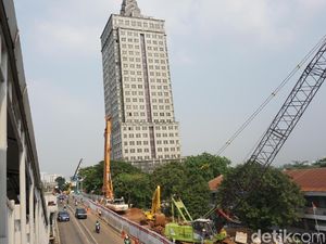 Inneke Koesherawati dan Menara Miring Saidah