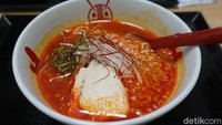 Nantinya pelayan akan membuatkan hidangan sesuai apa yang tertera di dalam tiket kita. Ini ramen spicy salt yang rasanya sangat lezat dan pedas mantap. Kaldunya terbuat dari ayam dan dijamin halal (Wahyu/detikTravel)