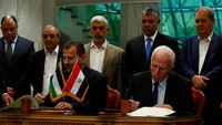 Senyum merekah setelah proses penandatanganan rekonsiliasi itu. Foto: REUTERS/Amr Abdallah Dalsh