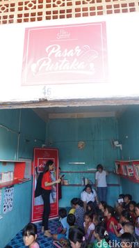 Inspiratif, Noni Cantik Manado Ini Suka Rela Mengajar Anak Pedagang Pasar