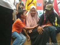 Tiba di Bekasi, Ade Kenzo Peluk Anak Istri