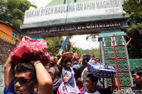 Warga Padati Ganti Selimut Makam Maulana Ibrahim di Lereng Merbabu