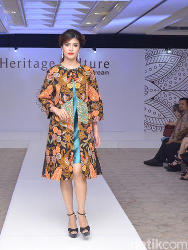 Tina Andrean Angkat Keindahan Batik Tulis dalam Koleksi Terbarunya