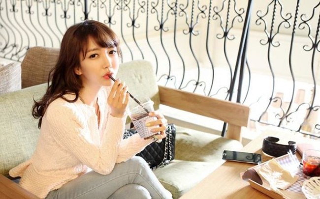 Hyun Sun, dosen bahasa Inggris yang cantik dan seksi ini bikin kamu betah berlama-lama di kelasnya. Wanita asal Korea berusia 31 tahun ini mengajar di sebuah universitas di Vietnam. Sebelumnya Hyun Sun pernah memiliki pengalaman mengajar di Universitas Lin Xuewei di China dan Universitas Guangdong. Foto: Istimewa