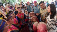 Saat tiba di lokasi acara, Djarot langsung disambut puluhan anak-anak.