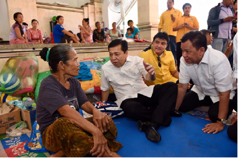Kunjungi Pengungsi Gunung Agung, Setya Novanto Beri Sembako Kunjungi Pengungsi Gunung Agung, Setya Novanto Beri Sembako