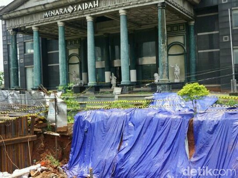 Longsor di Depan Menara Saidah karena Galian Konstruksi LRT Longsor di Depan Menara Saidah karena Galian Konstruksi LRT