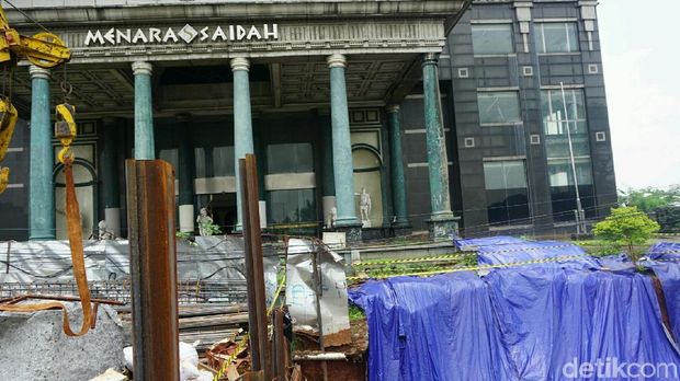Tanah di depan Menara Saidah, Jakarta Selatan, longsor.