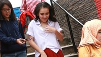 Ayu Ting Ting dengan rok merah ala anak SD. Foto: Palevi