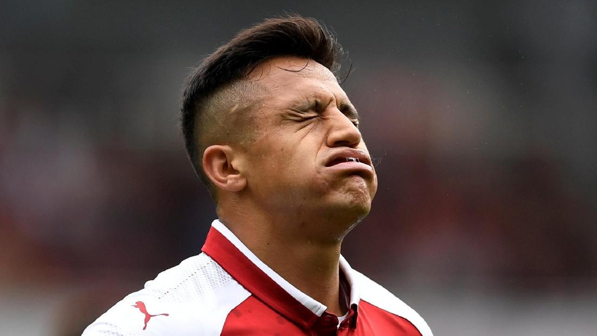 Alexis Sanchez sedang kecewa berat karena Chile gagal ke Piala Dunia 2018. Foto: Reuters/Tony OBrien
