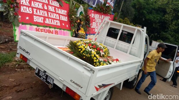 Karangan bunga yang dipindahkan dari Balai Kota sudah datang dari Kamis (12/10) kemarin